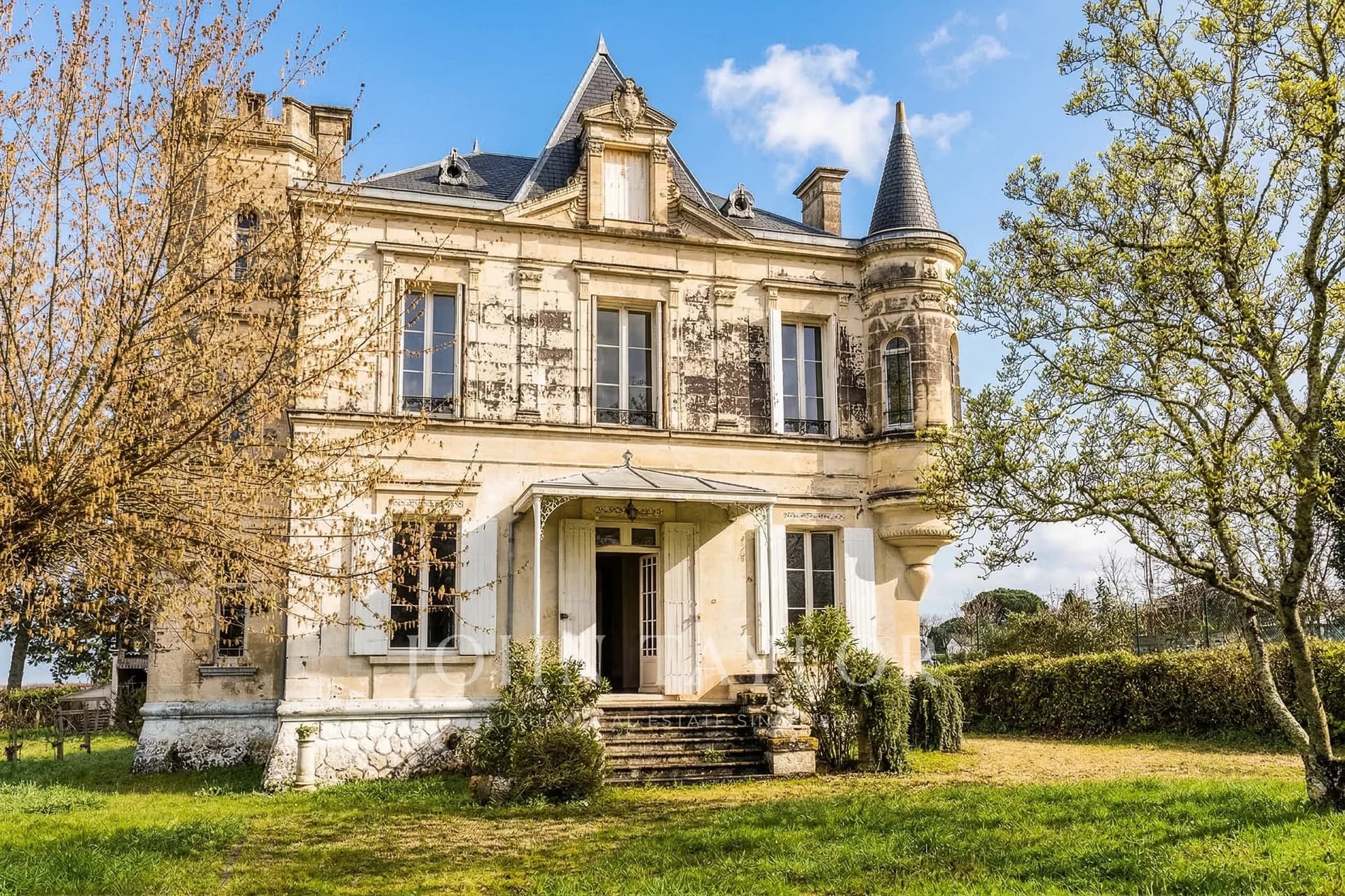 Château With Vineyard And Independent Apartment In Pomerol 2