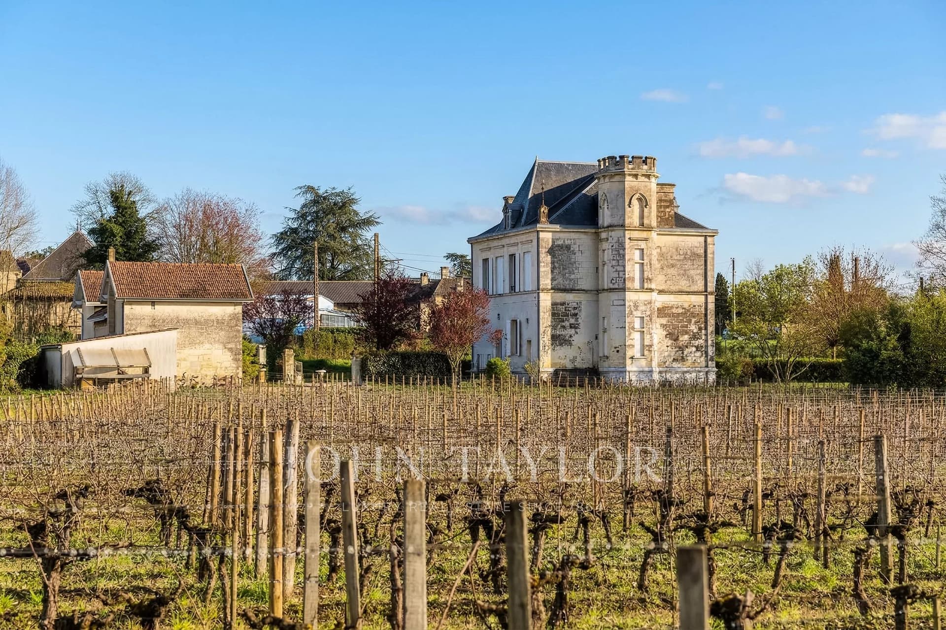 Château With Vineyard And Independent Apartment In Pomerol 5