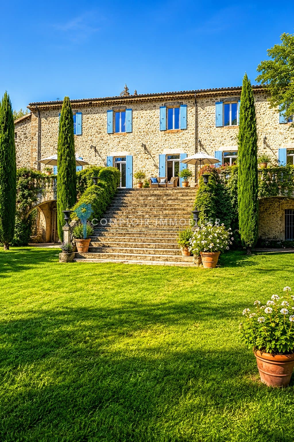 Charming 1850s Manor House With 4 Bedrooms And 5 Independent Accommodations — Manor House for sale in France