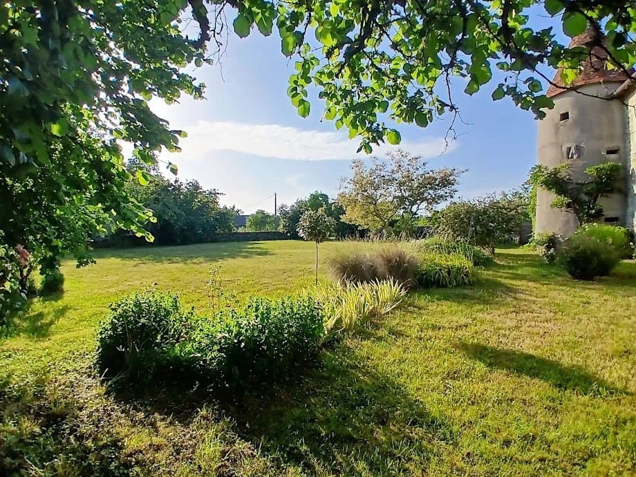 16th Century Castle With Guest House, Park, Paddocks And Woods 4