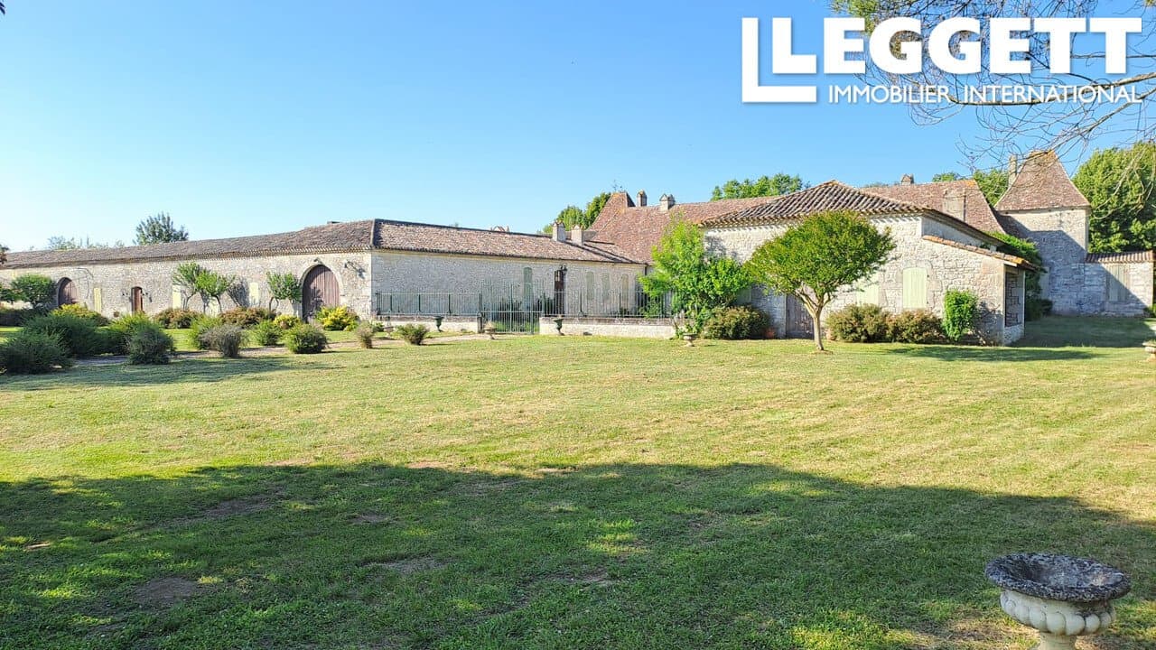 Exceptional 17th Century Charterhouse in Rural Setting — in Gironde, France