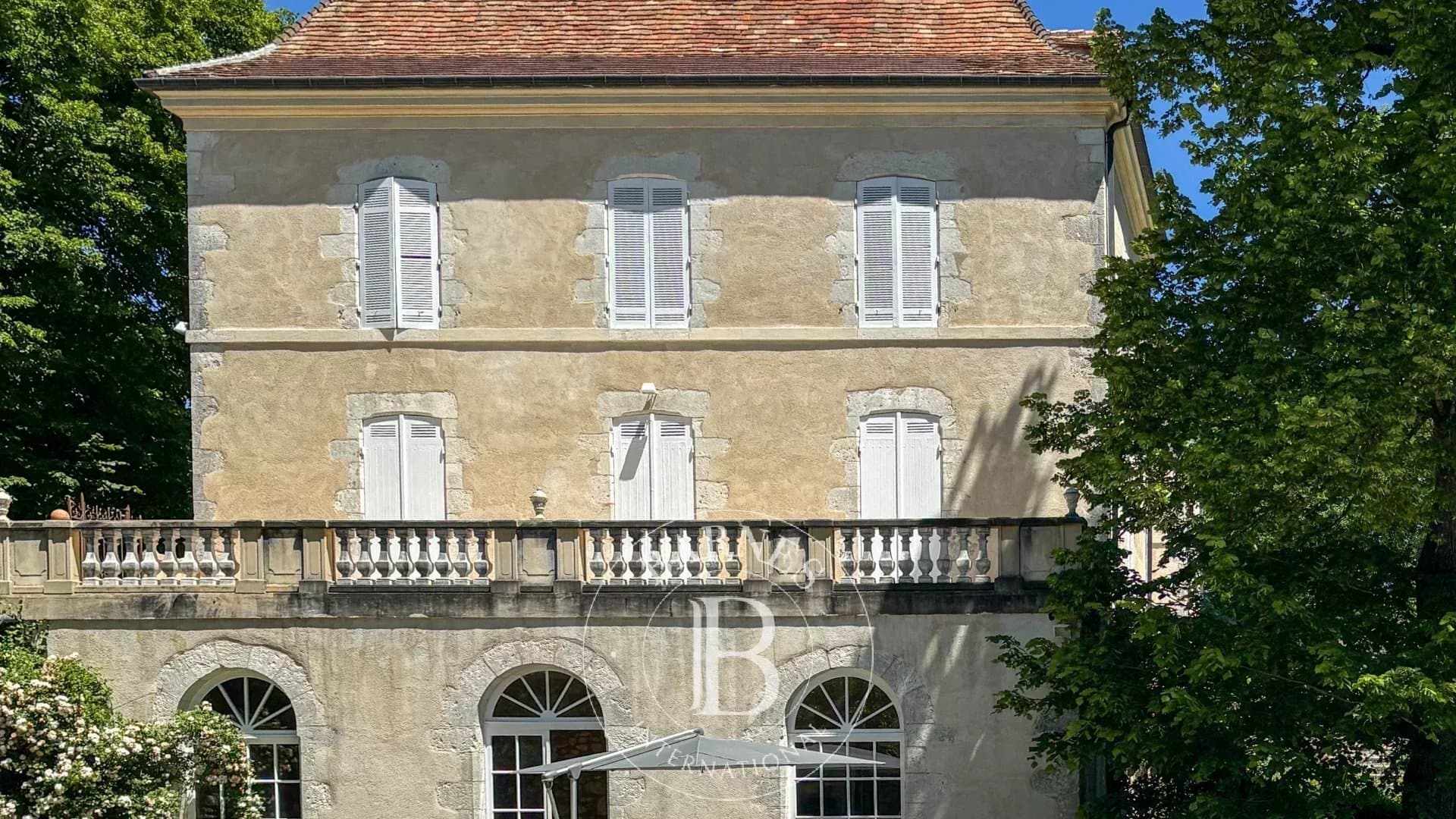 Renovated 18th Century Château With Park, Swimming Pool And Equestrian Potential 2