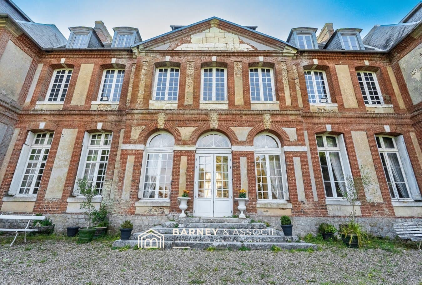 Elegant 18th Century Château With Ballroom And Wooded Park 4
