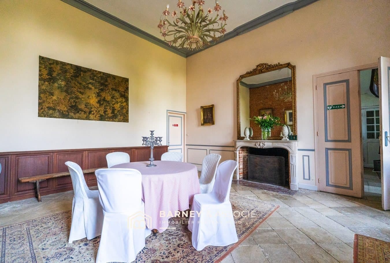 Elegant 18th Century Château With Ballroom And Wooded Park 5