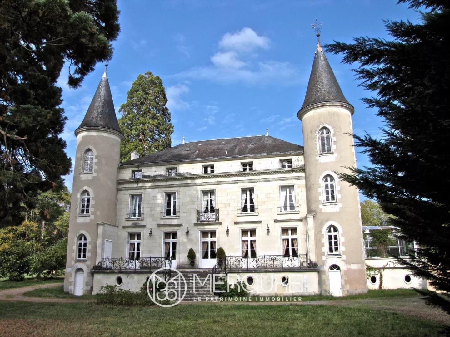Elegant 19th Century Château With Private Lake And Heated Swimming Pool — Château for sale in Centre-Val de Loire, France