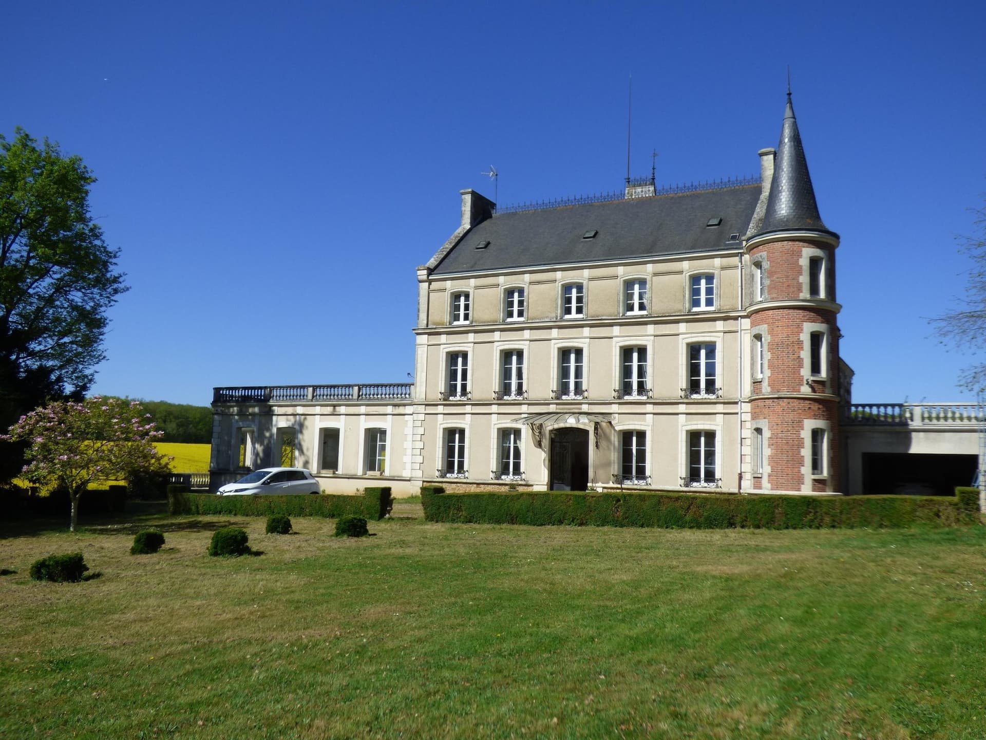 Elegant Castle with Heated Indoor Pool and Tennis Court 3