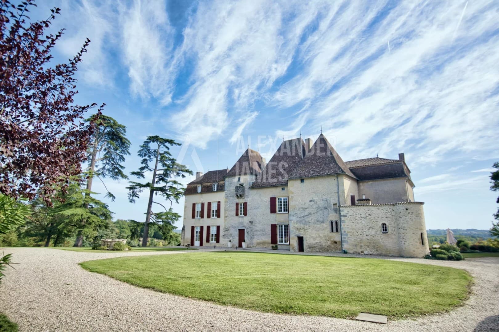 Château With Panoramic Views And Extensive Outbuildings — Château for sale in Gironde, France