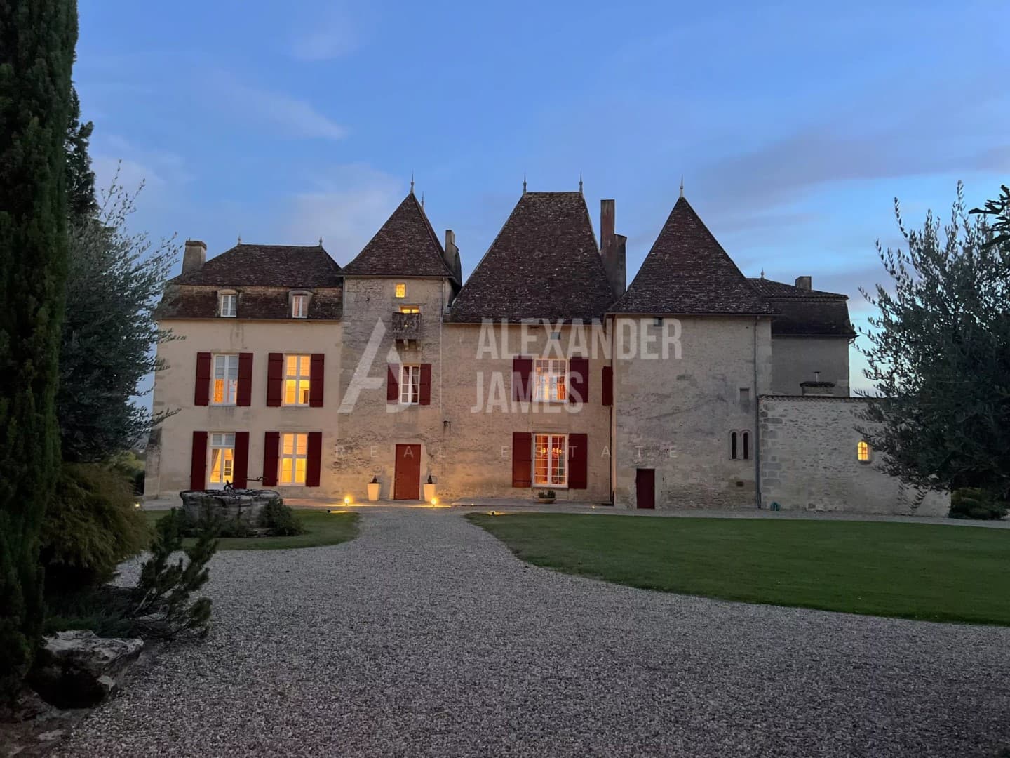 Château With Panoramic Views And Extensive Outbuildings 2