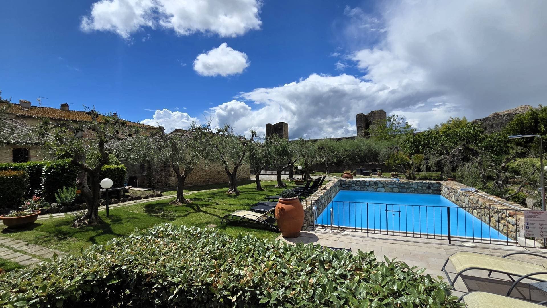 Charming Hamlet With Garden And Pool In Historic Monteriggioni 3