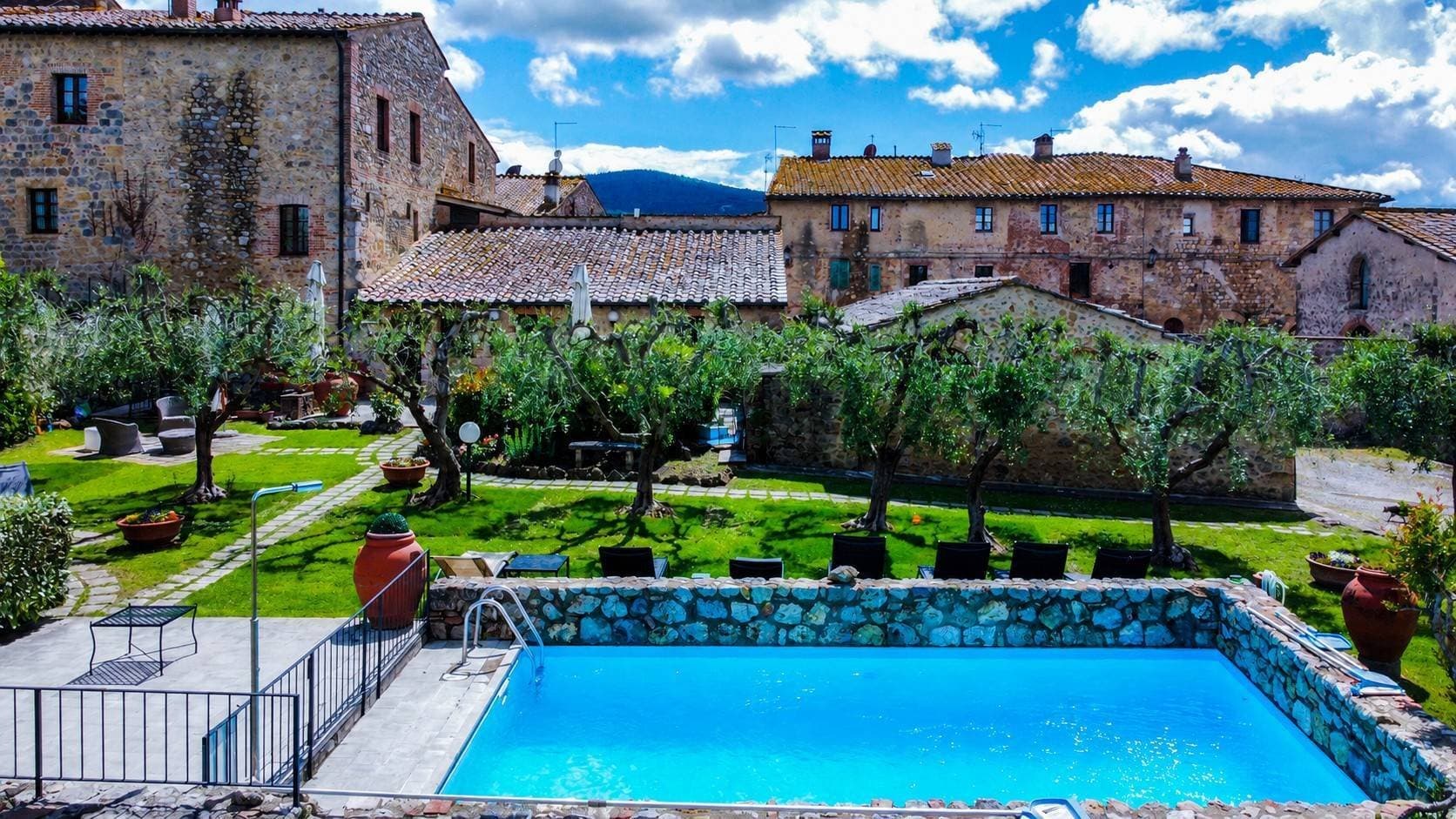 Charming Hamlet With Garden And Pool In Historic Monteriggioni 4