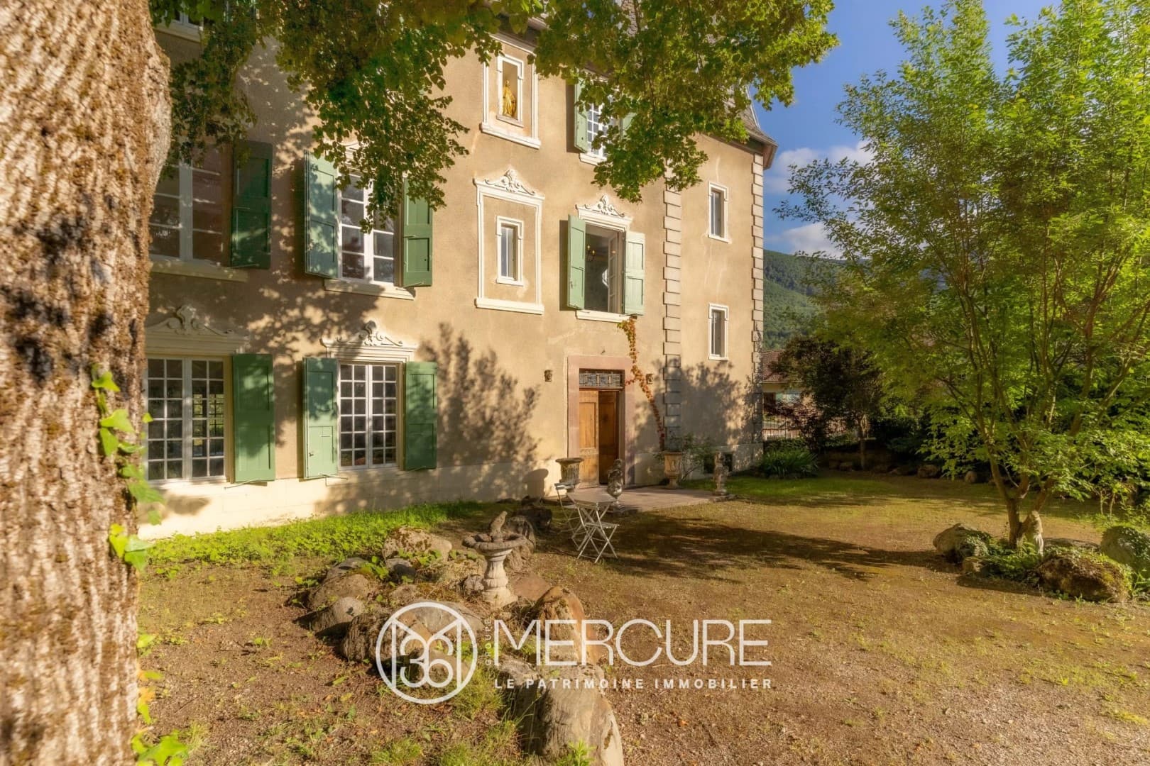 Château with Stunning Mountain Views and Five Bedrooms 3