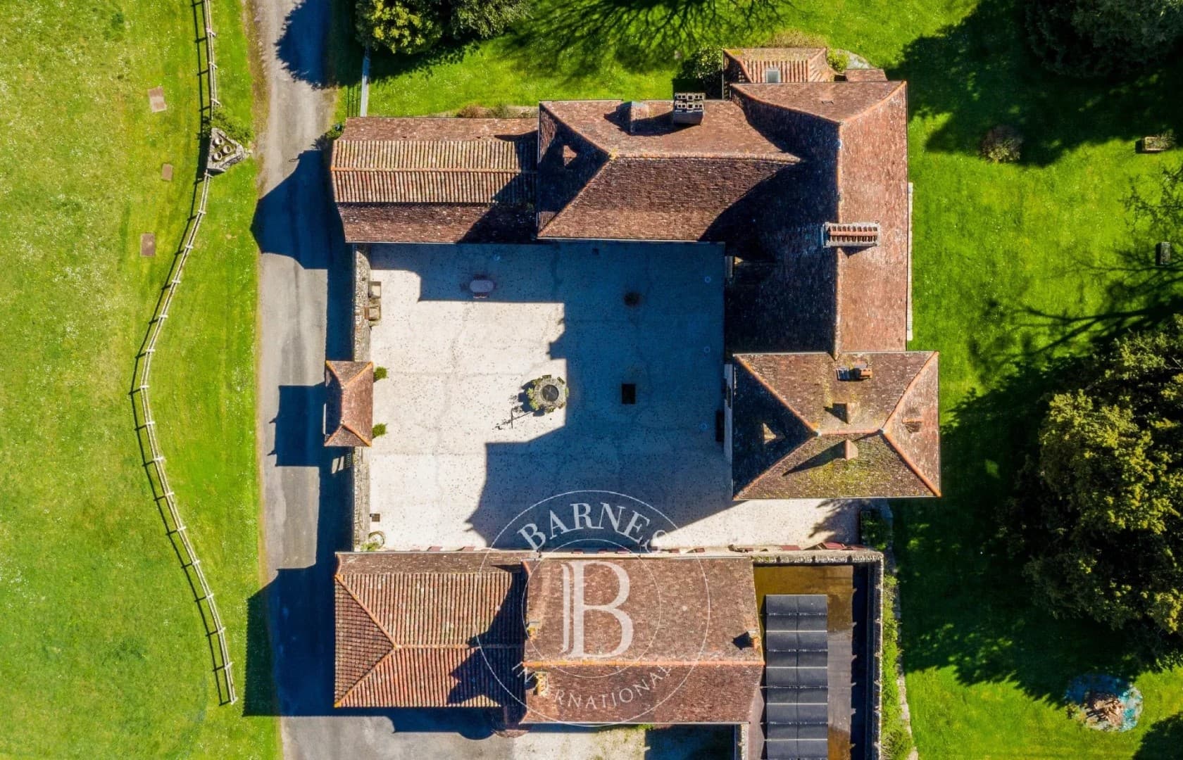 Elegant 17th Century Château With Extensive Grounds And Swimming Pool 5