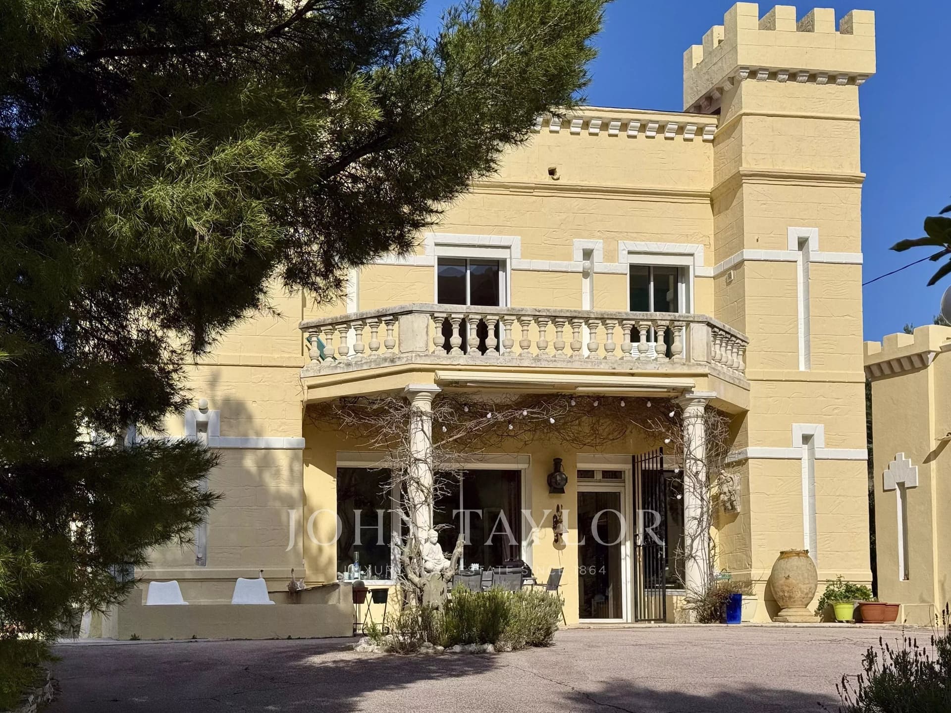 Elegant 19th Century Château With Sea View And Expansive Park