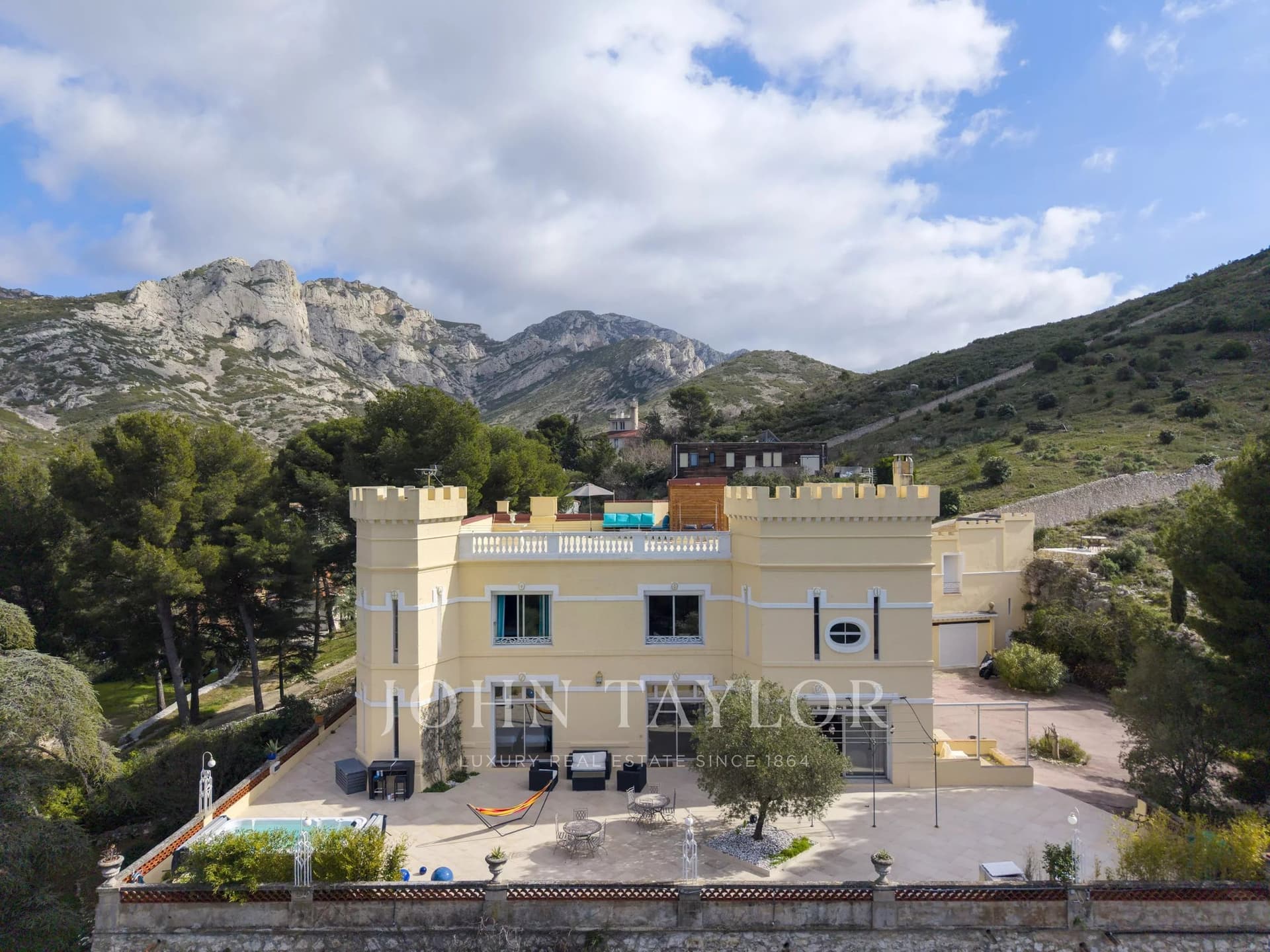 Elegant 19th Century Château With Sea View And Expansive Park 3