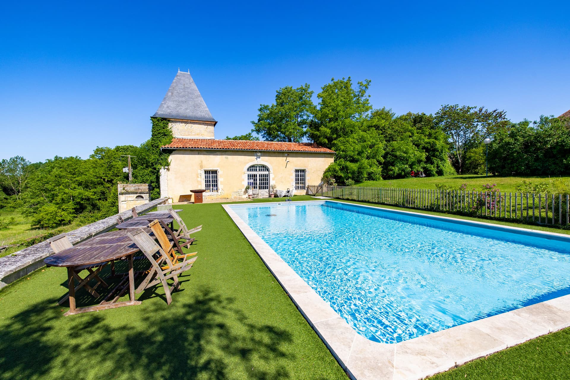 Historic Castle with 60 Bedrooms and Swimming Pool 3