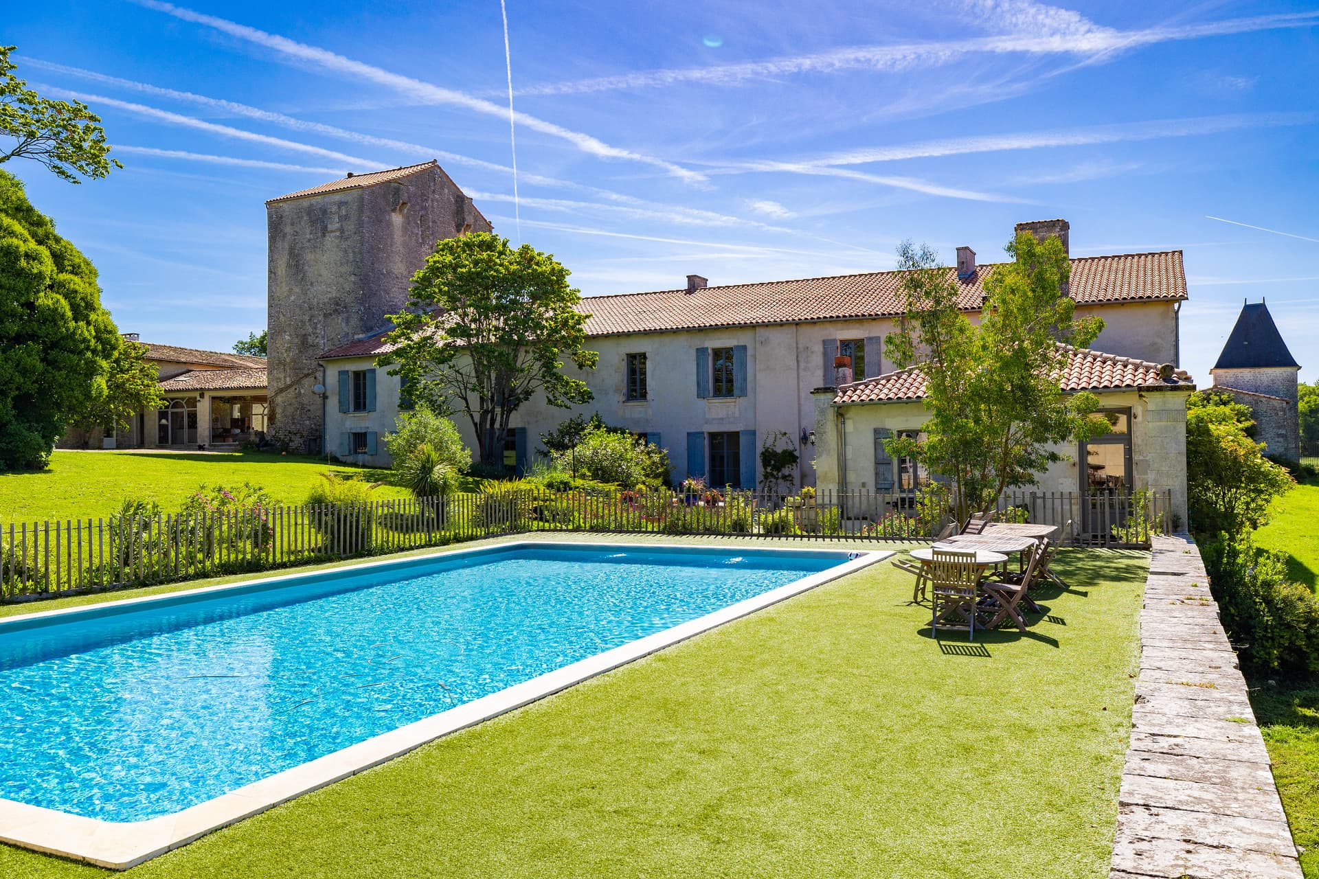 Historic Castle with 60 Bedrooms and Swimming Pool 4