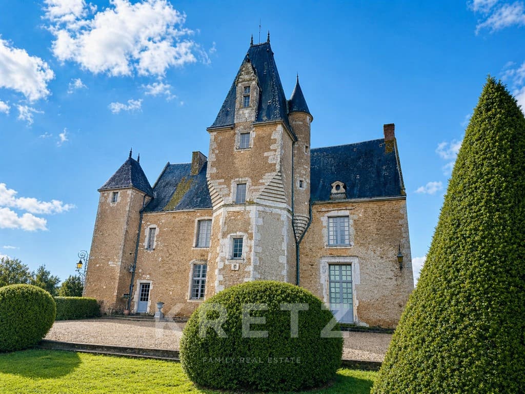 Historic Renaissance Manor House with 5 Bedrooms and 9.1 Acres of Parkland — Manor House for sale in France