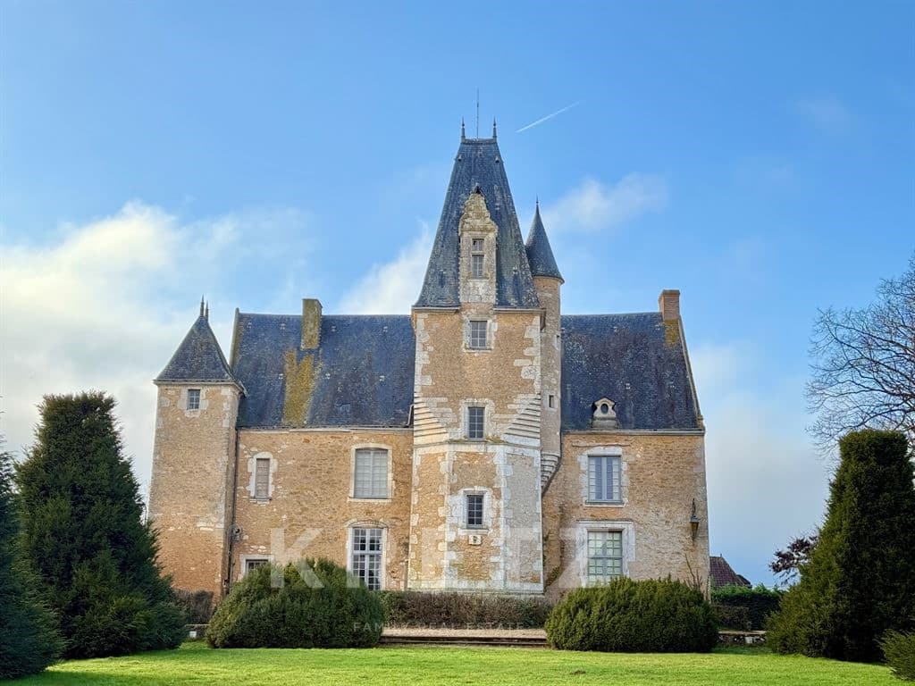 Historic Renaissance Manor House with 5 Bedrooms and 9.1 Acres of Parkland 4