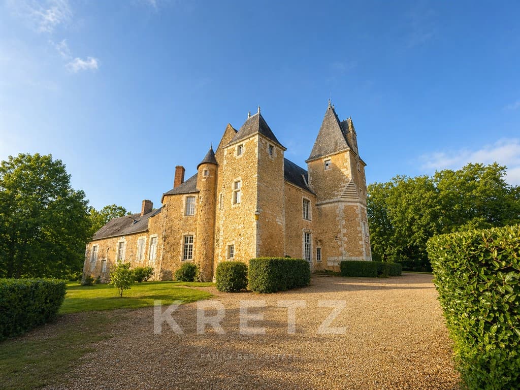 Historic Renaissance Manor House with 5 Bedrooms and 9.1 Acres of Parkland 5