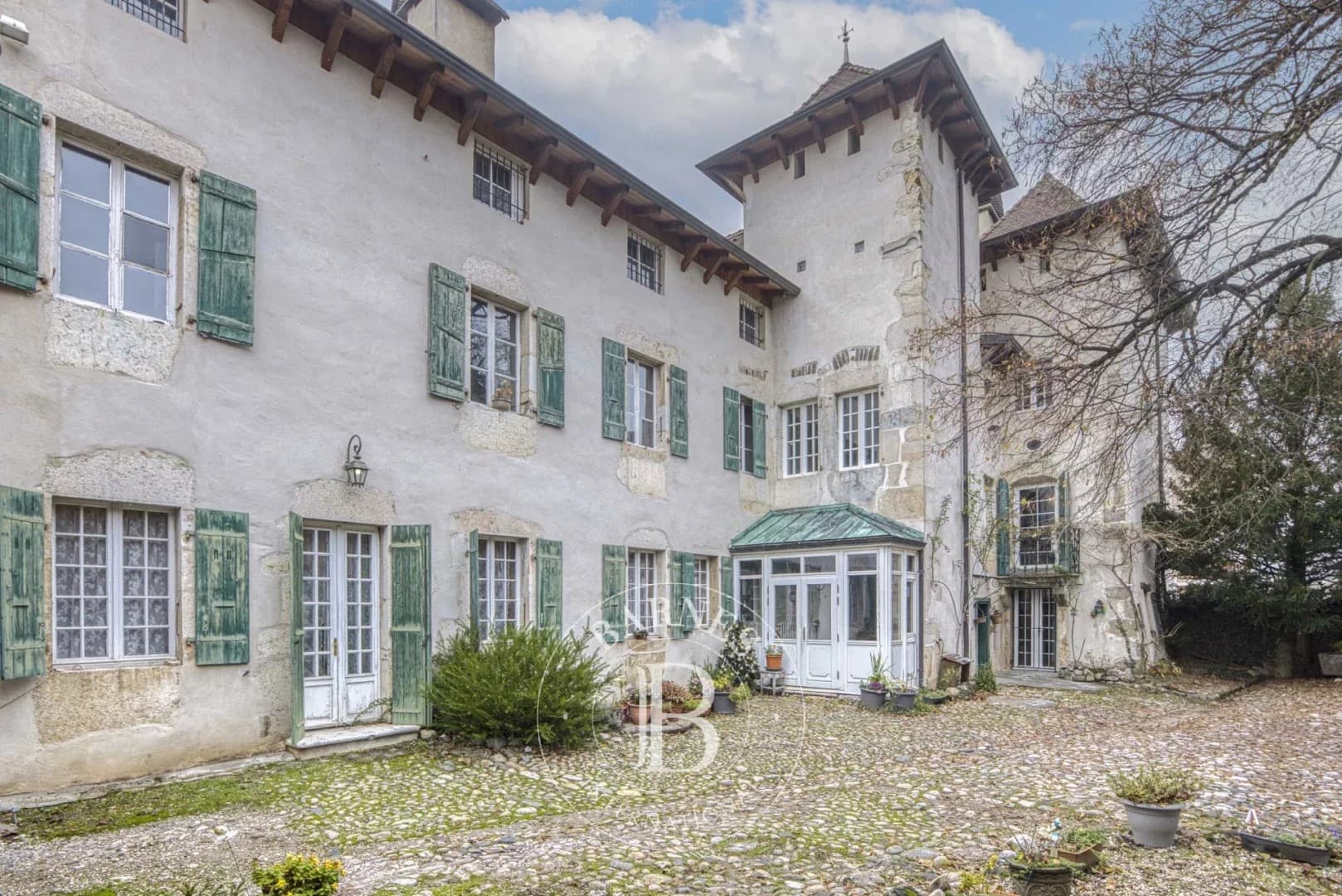 Renovated Castle With Janitor's Cottage Near Geneva 2