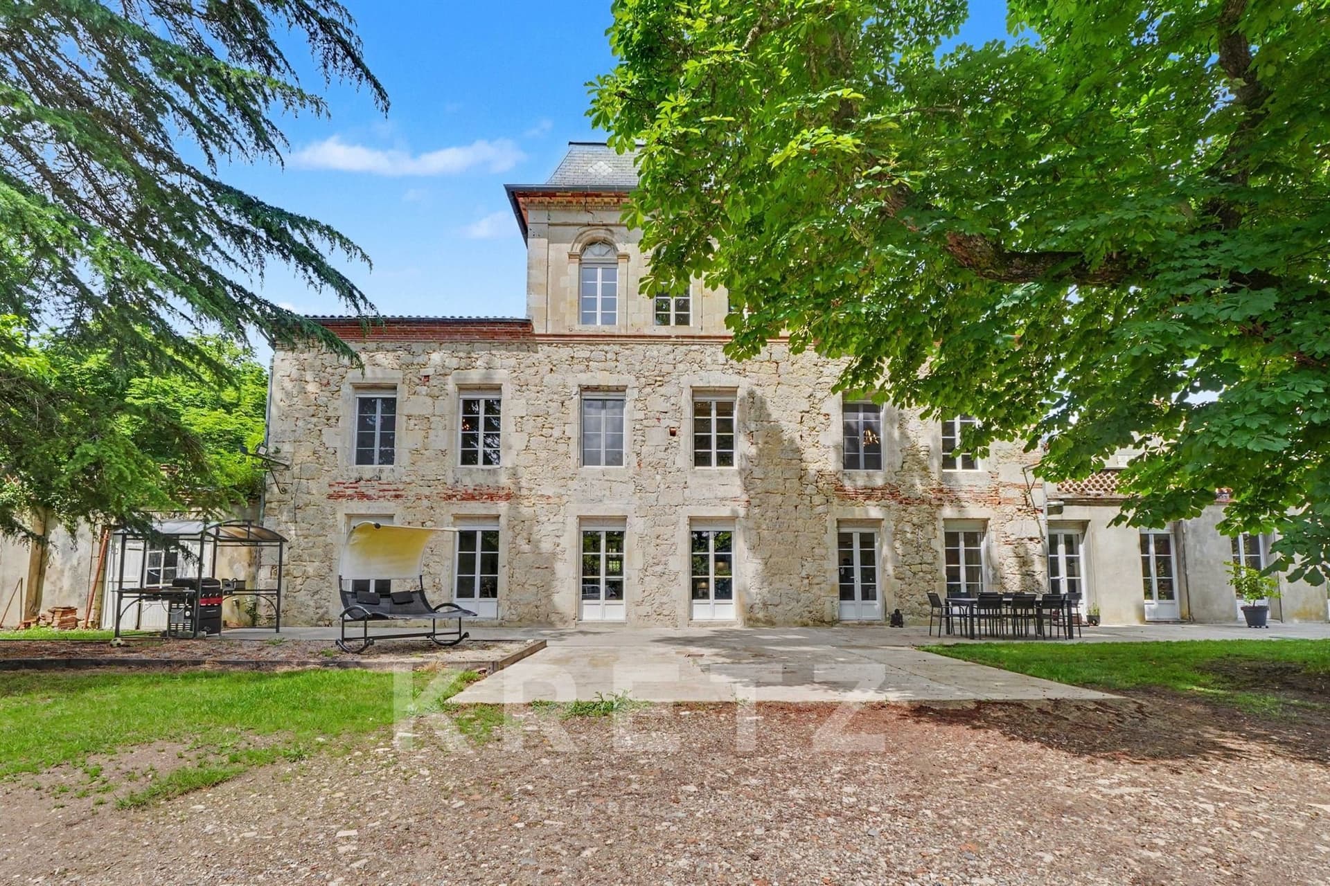Elegant 16th Century Château With Guesthouse And Extensive Grounds 2