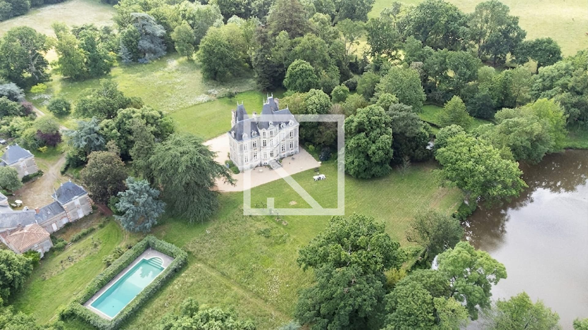 Majestic Castle with 10 Bedrooms in a 7 Hectare English Park 3
