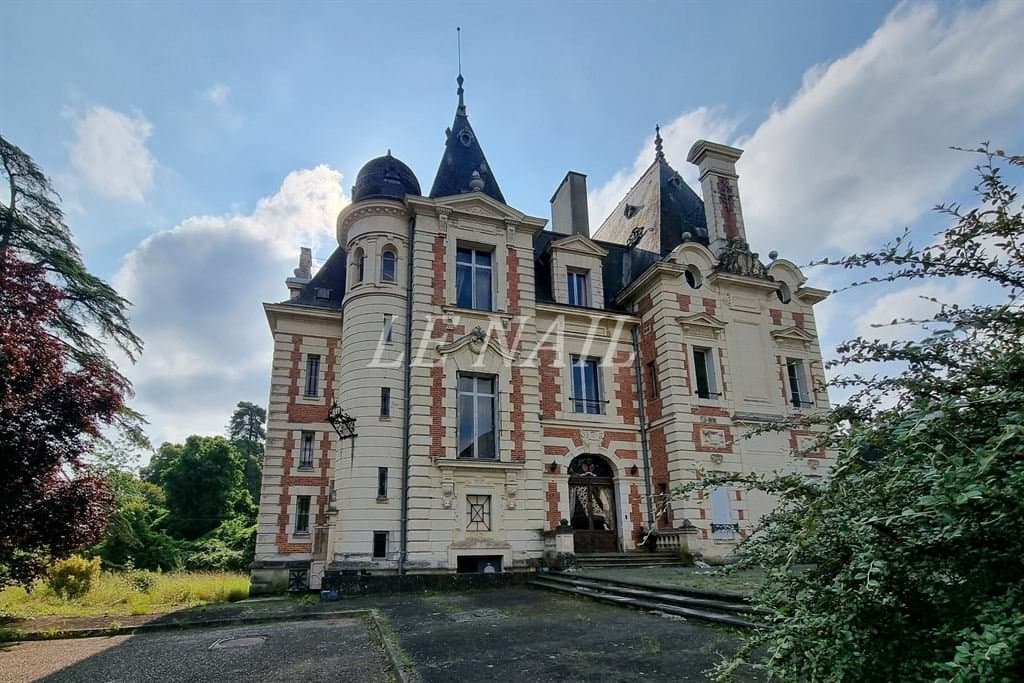 19th Century Château With Extensive Living Space And Development Potential