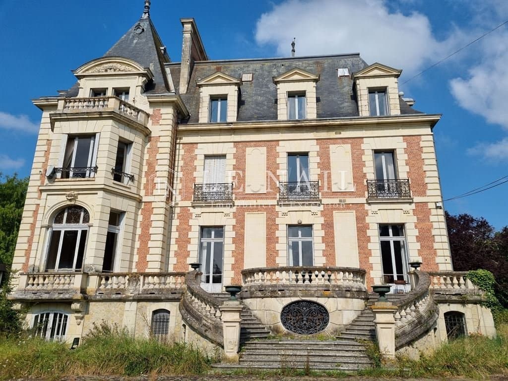 19th Century Château With Extensive Living Space And Development Potential 2