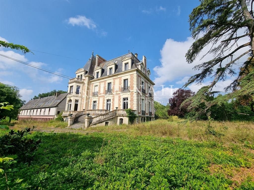 19th Century Château With Extensive Living Space And Development Potential 3