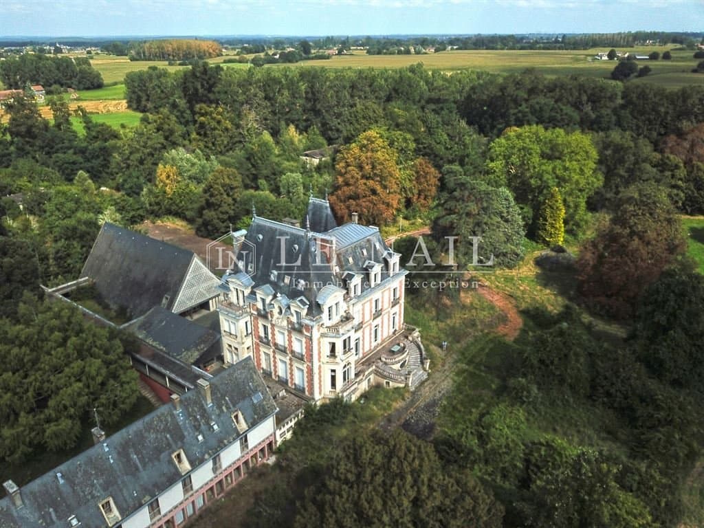19th Century Château With Extensive Living Space And Development Potential 4