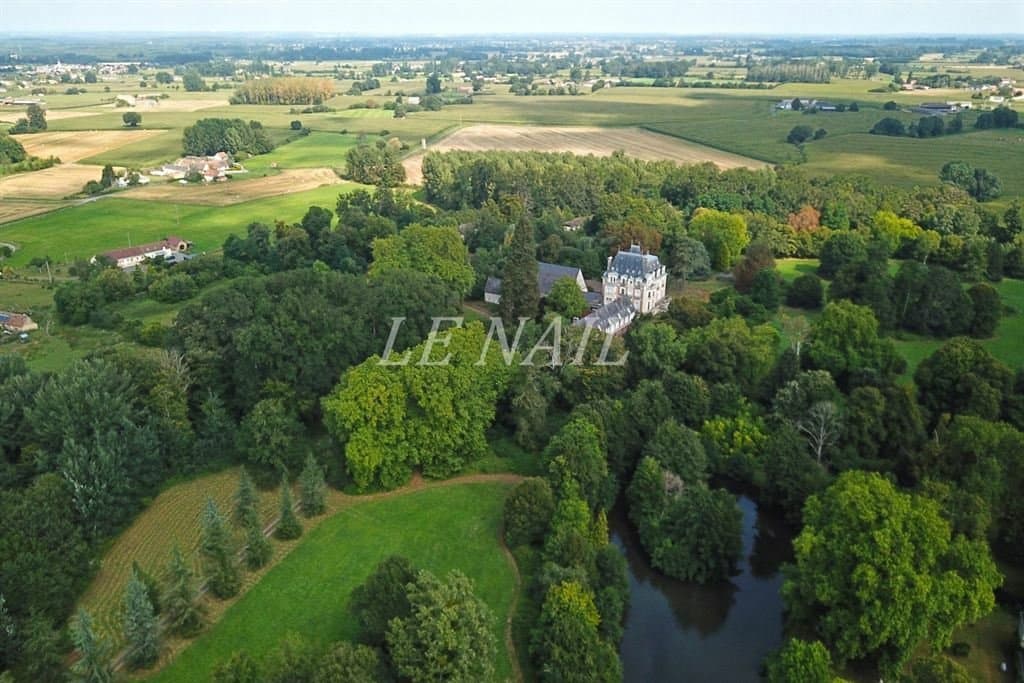19th Century Château With Extensive Living Space And Development Potential 5