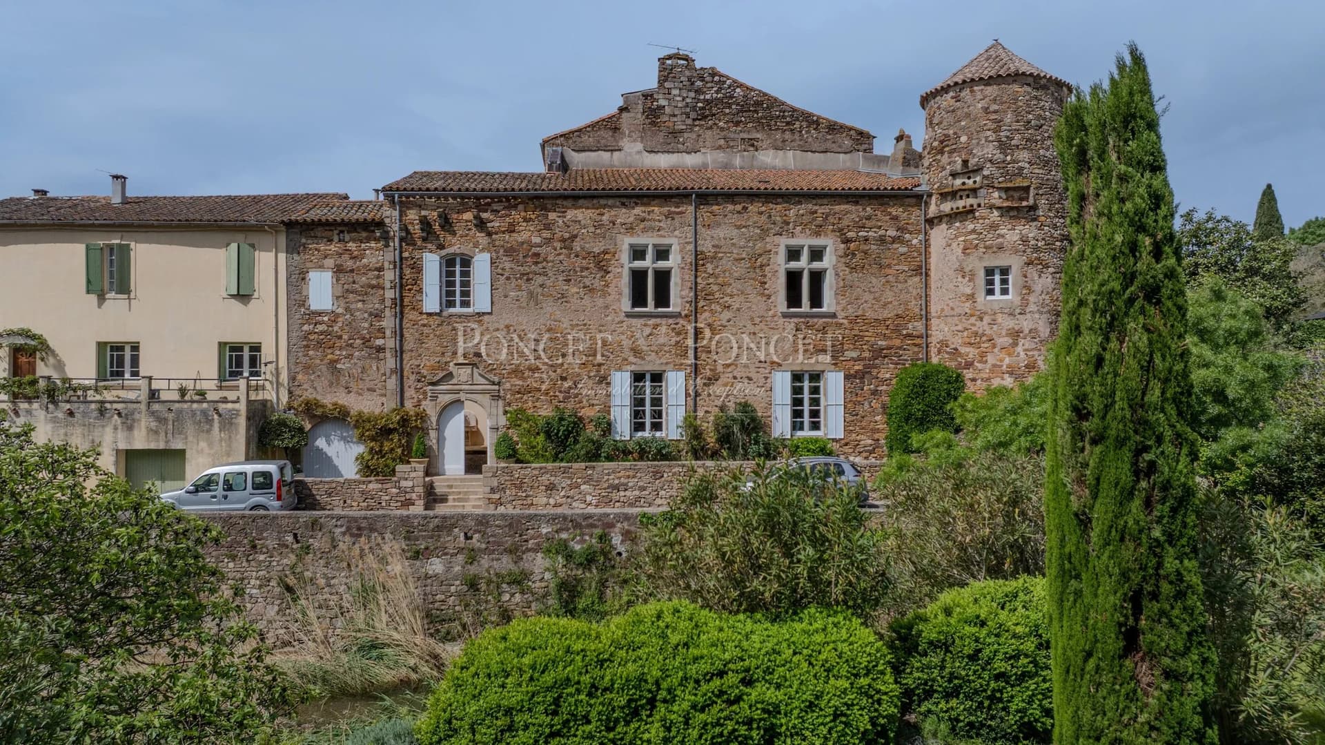 Château with Independent Apartments and Swimming Pool Near Lac du Salagou — Château for sale in Hérault, Occitanie