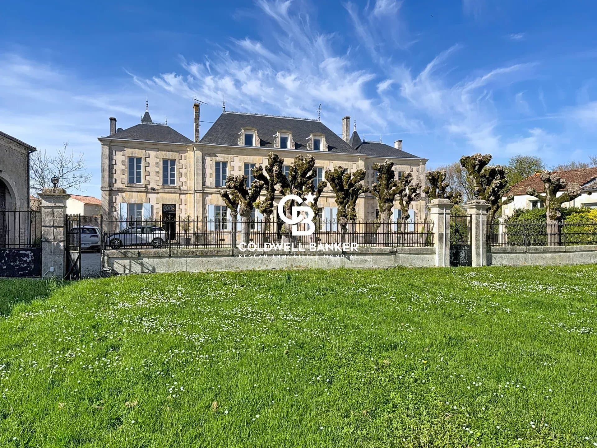 Renovated 17th Century Château With Pool And Guest House Near Saintes