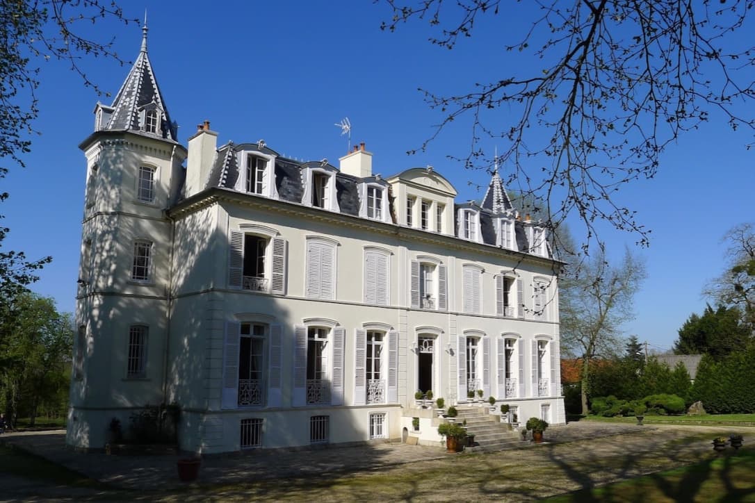 Spacious 18th Century Manor House with 8 Bedrooms 2