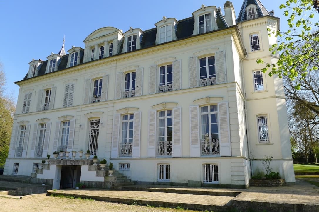 Spacious 18th Century Manor House with 8 Bedrooms 3