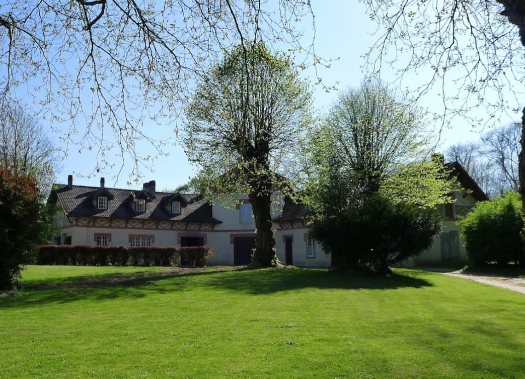 Spacious 18th Century Manor House with 8 Bedrooms 4