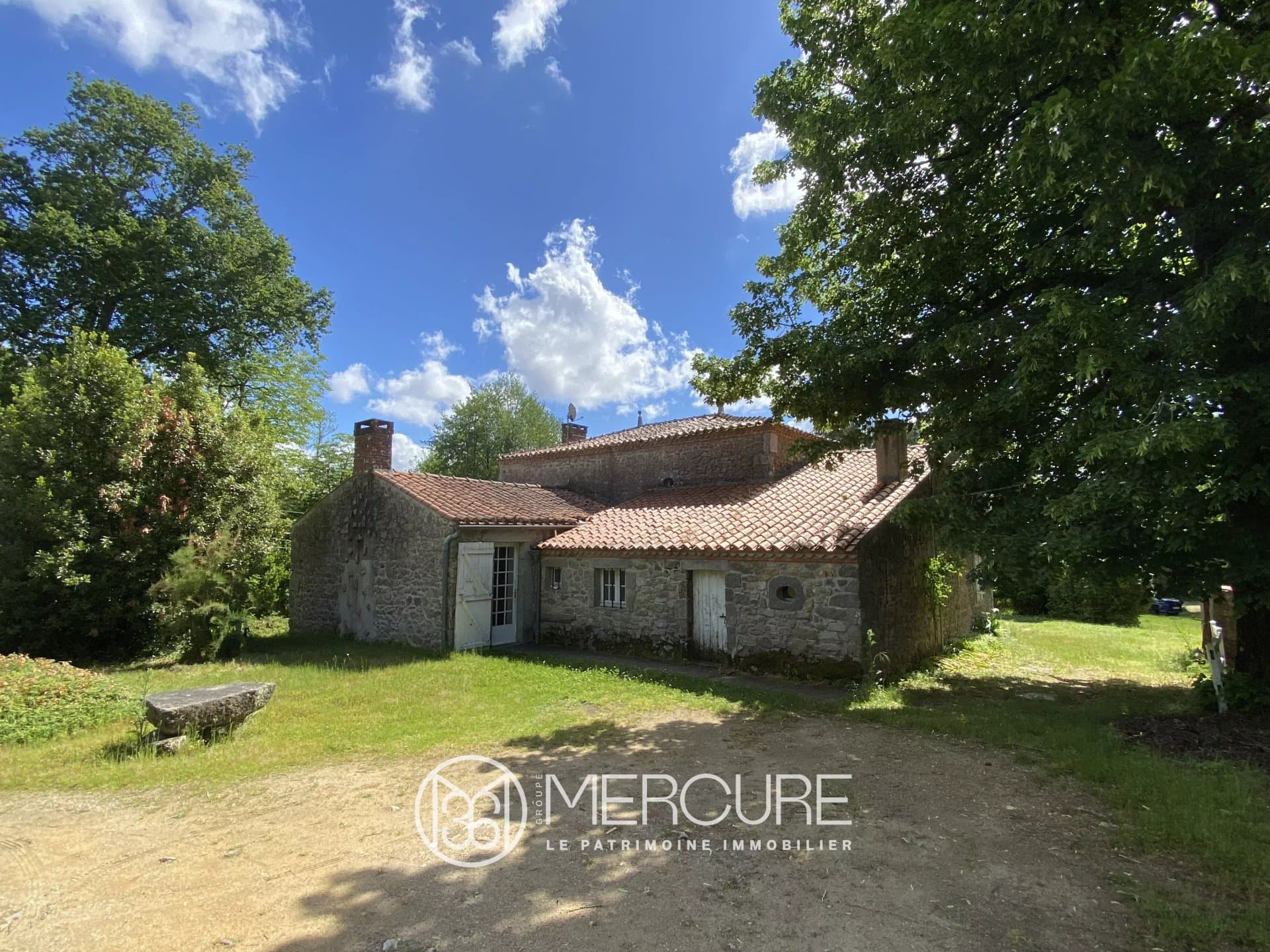 17th Century Castle With Extensive Outbuildings In The Vendée Countryside 5