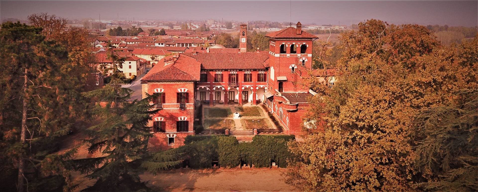 Majestic Castle with Centuries-Old Park and Panoramic Views 2
