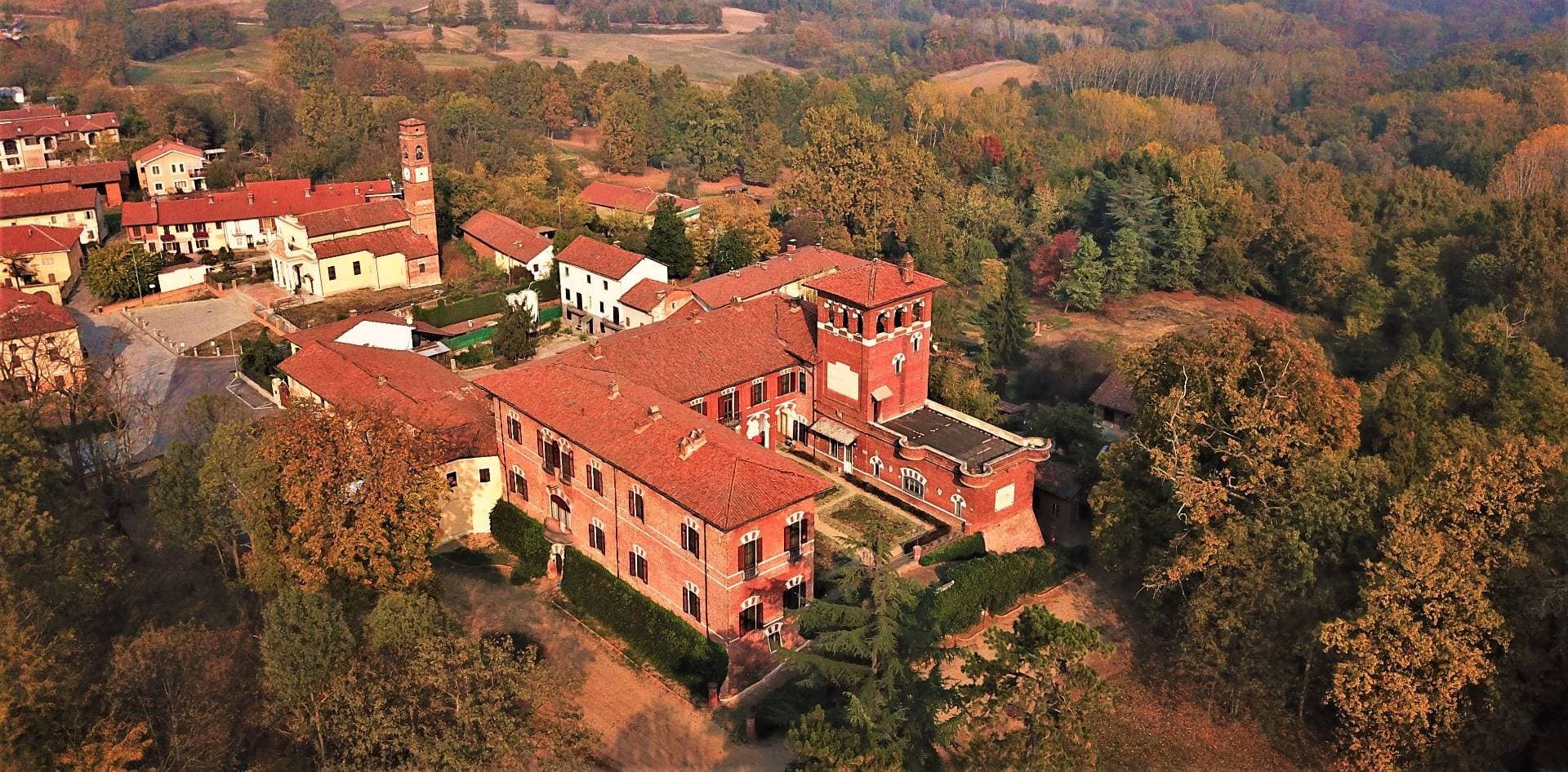 Majestic Castle with Centuries-Old Park and Panoramic Views 3