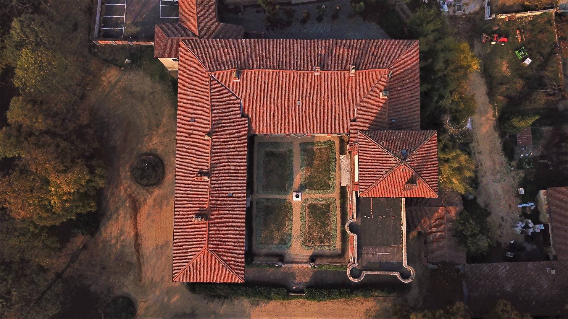Majestic Castle with Centuries-Old Park and Panoramic Views 4
