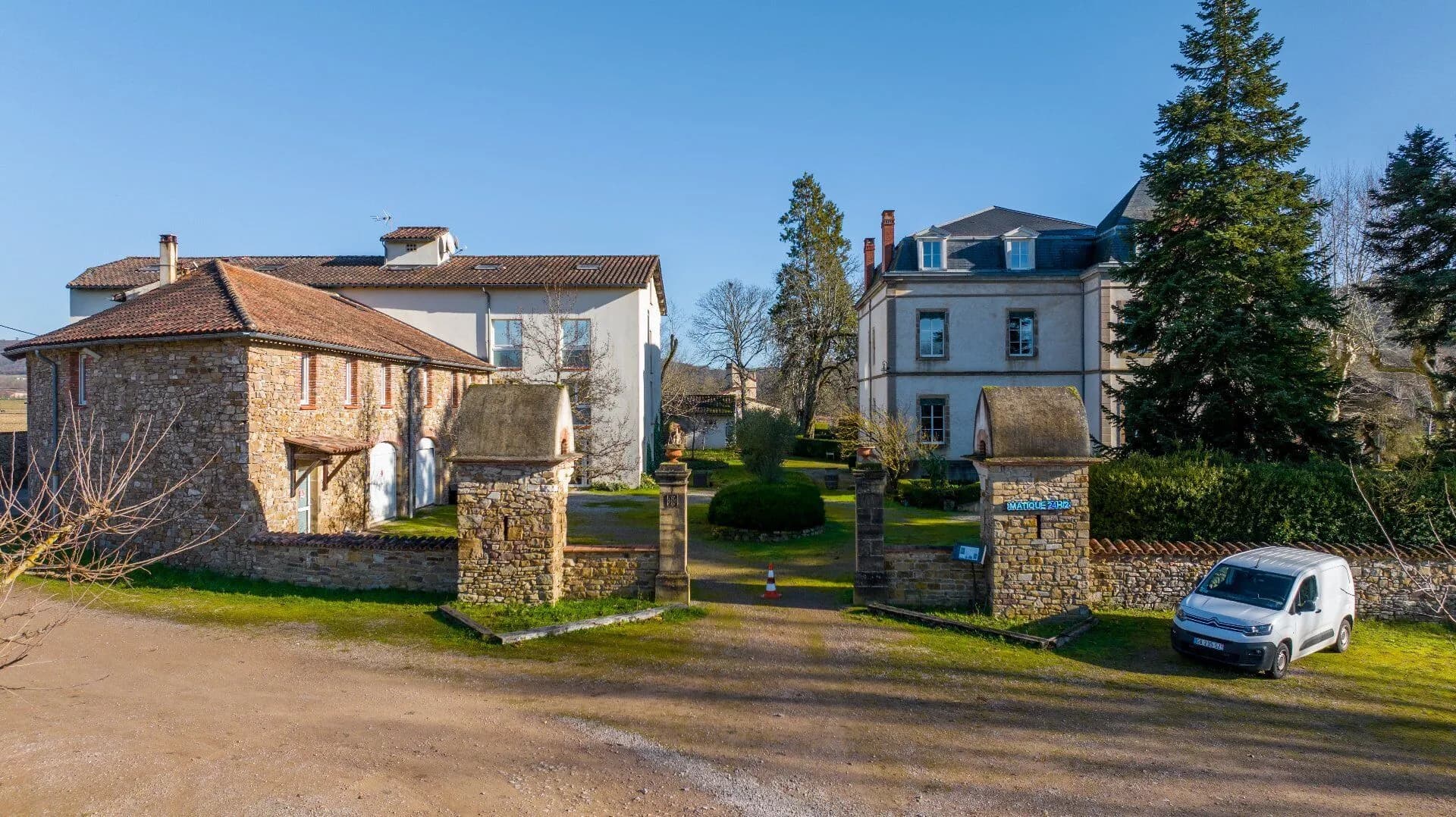 Elegant 19th Century Château With Reception Halls And Hotel