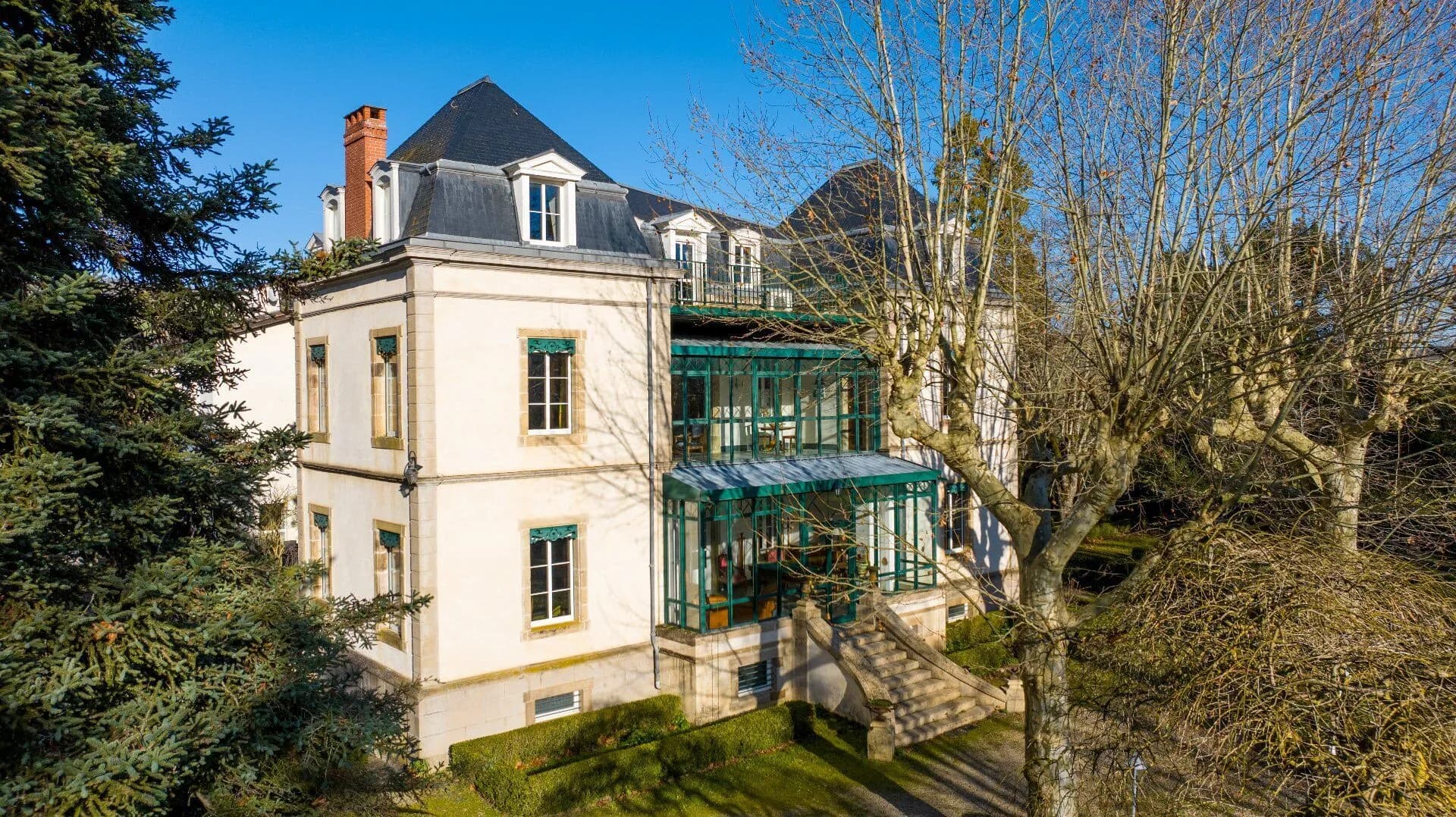 Elegant 19th Century Château With Reception Halls And Hotel 3