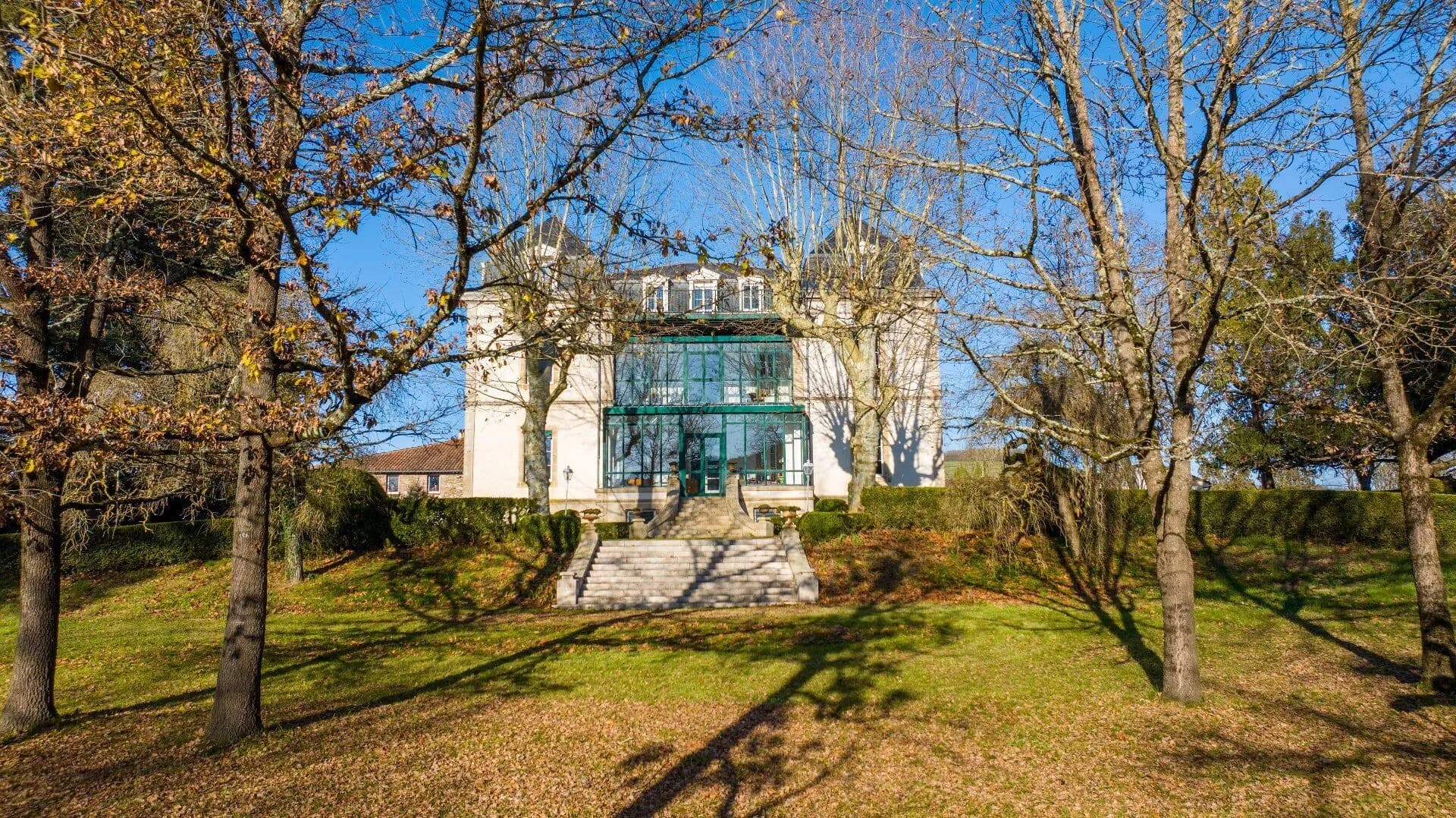 Elegant 19th Century Château With Reception Halls And Hotel 4