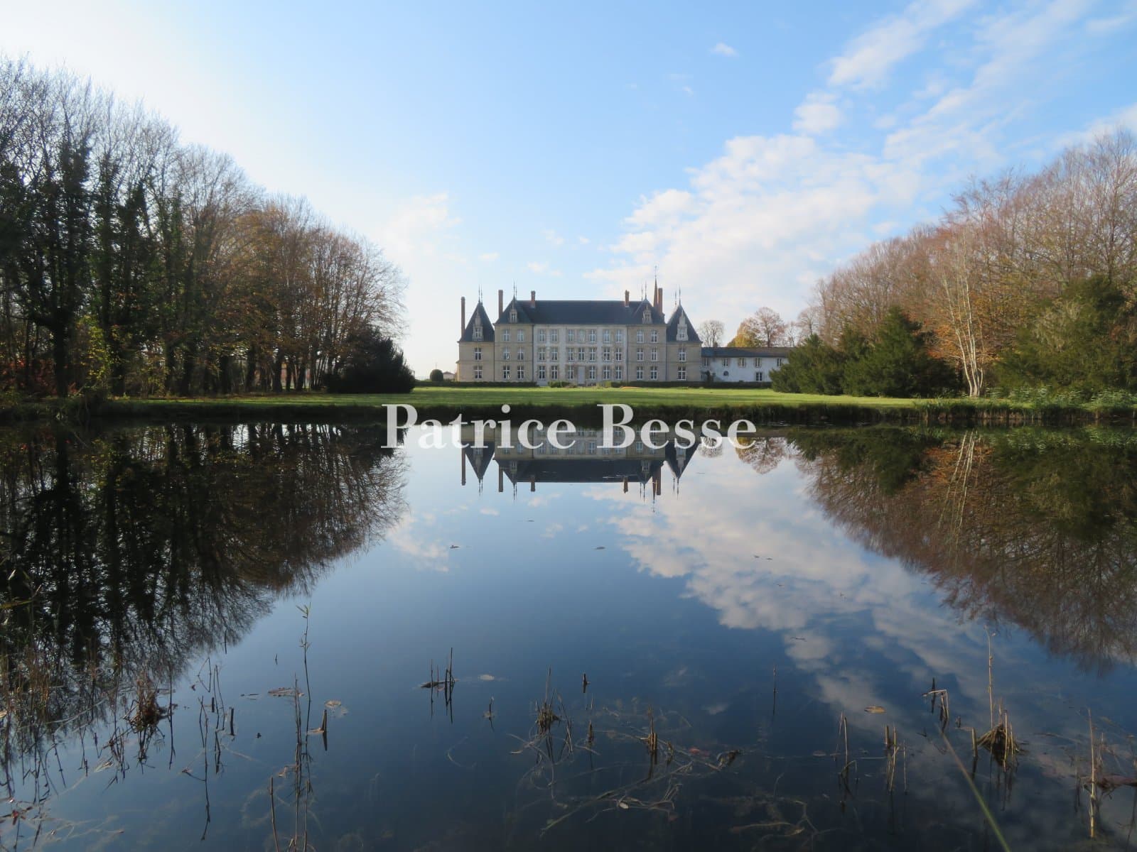 Historic 17th Century Château With Moat And Formal Garden 2