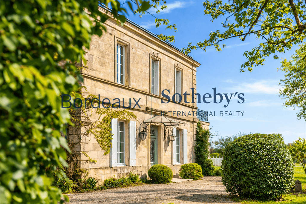 Elegant Castle Estate With Vineyard Views And Swimming Pool — in France
