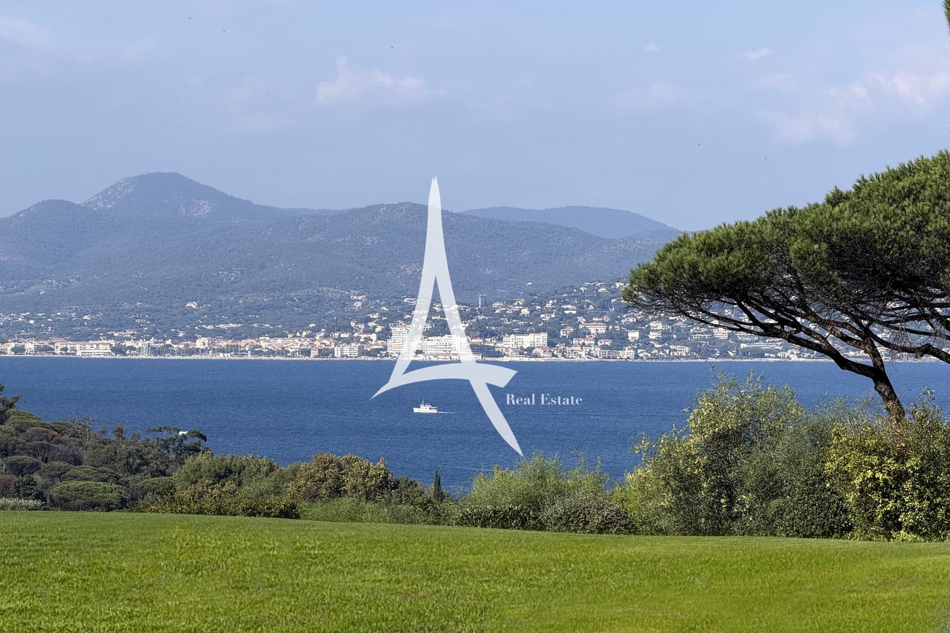 Exceptional Villa With Panoramic Sea View In Saint-Tropez — Villa for sale in Provence, France