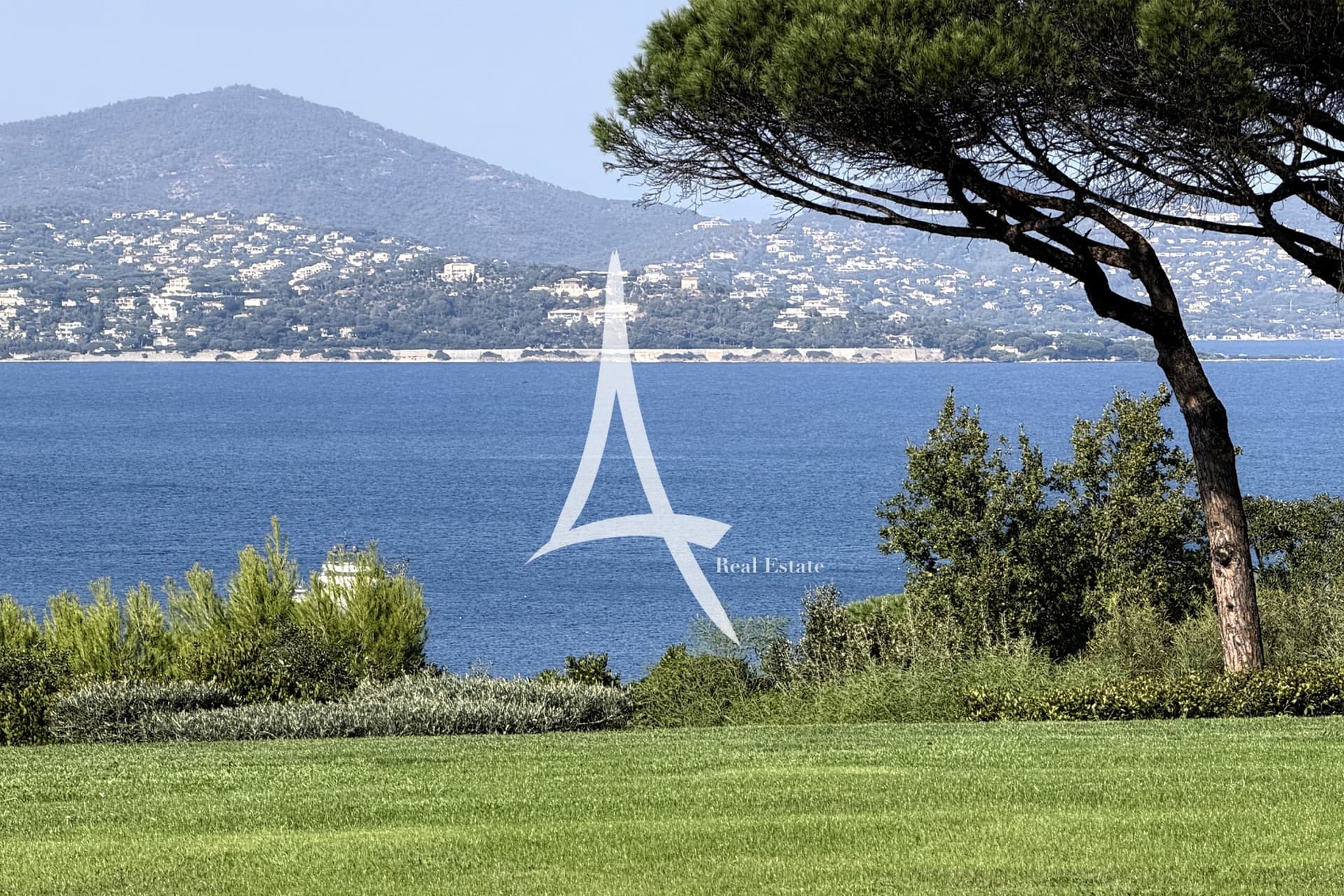 Exceptional Villa With Panoramic Sea View In Saint-Tropez 4