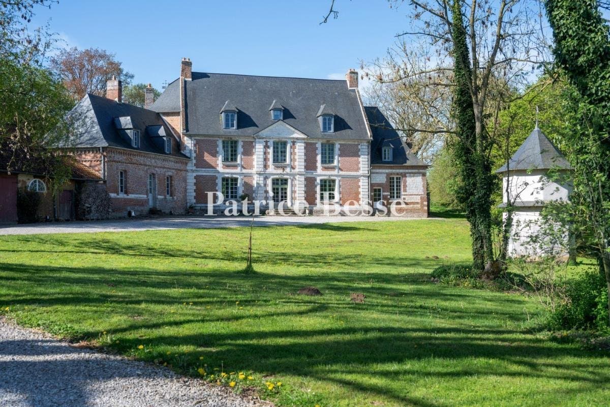 17th Century Château Near The Bay Of Somme With Park And Outbuildings — Château for sale in Abbeville, France