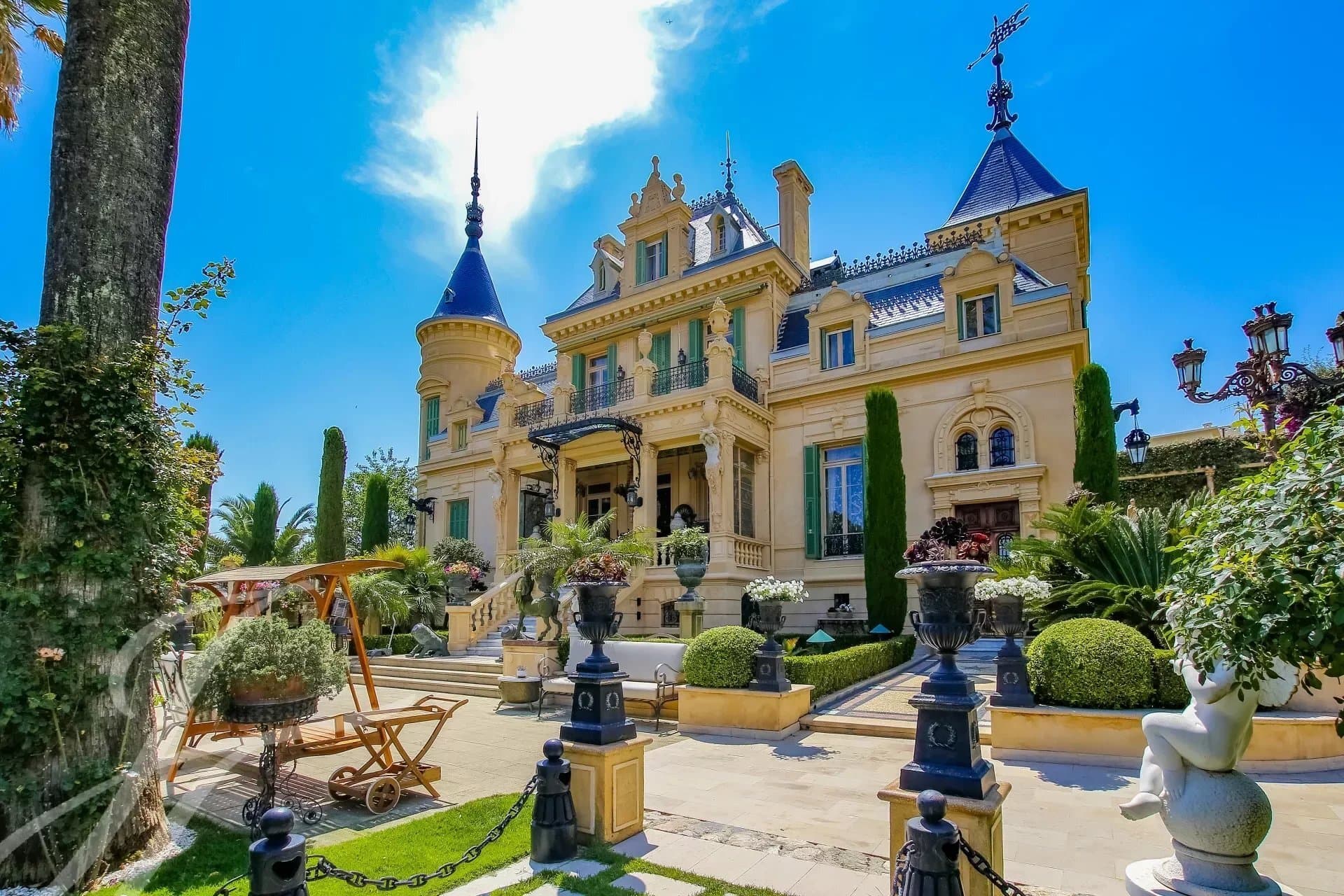 Laval Castle: A Unique 19th Century Property with Pool and Guest House 2