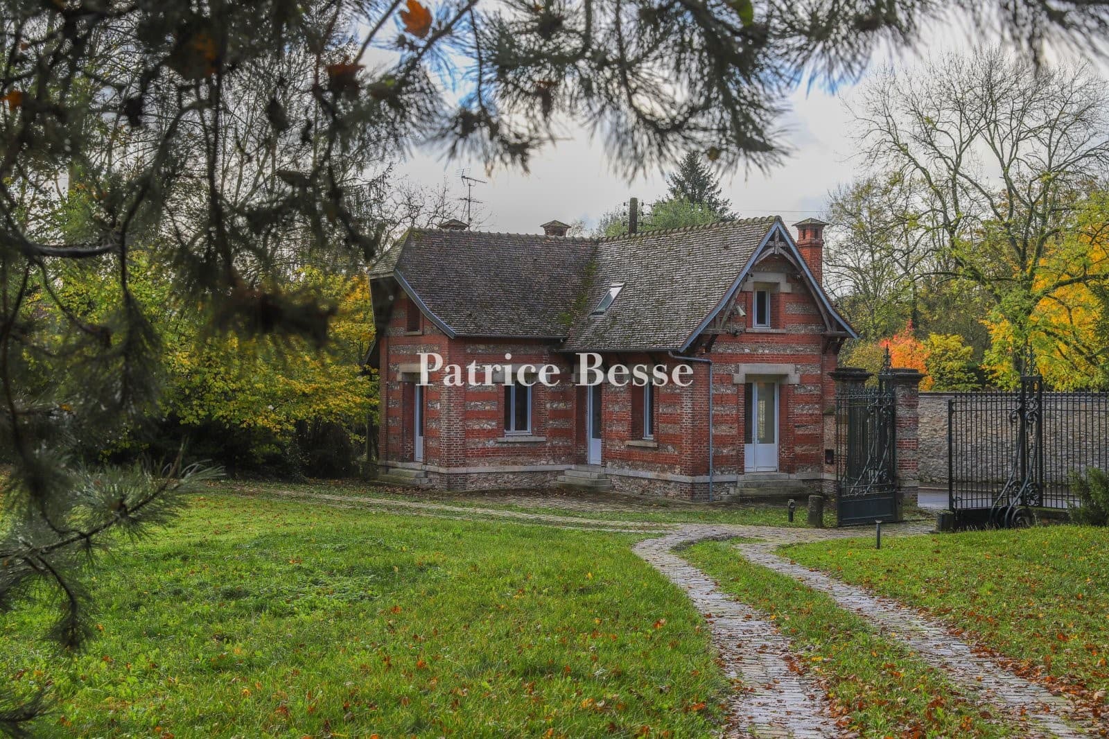 Neo-Palladian Château Set in 9 Hectares of Lush Grounds 5